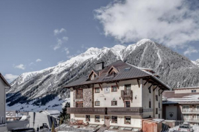Отель Hotel Garni Caroline, Ишгль